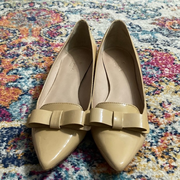 EUC Kate Spade Nude Bow Low Heel Patent Dress Shoes SZ 7 1/2 M - Picture 1 of 5